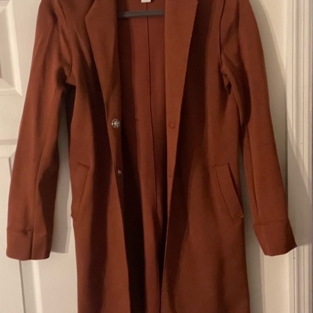 Carolina Belle Brown Trench Coat with Wide Lapels and Relaxed Fit